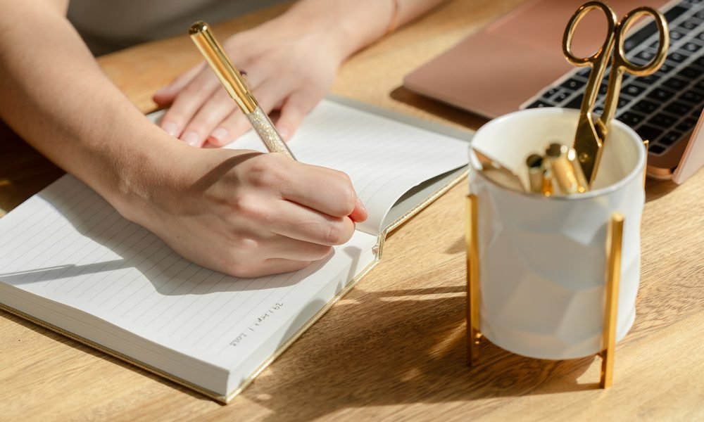 escribiendo notas en una libreta